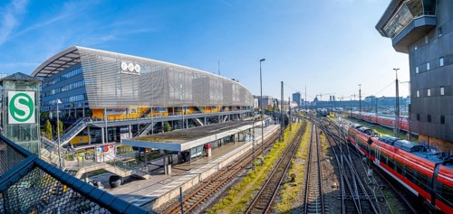 Tracks and trains at Hackerbruecke