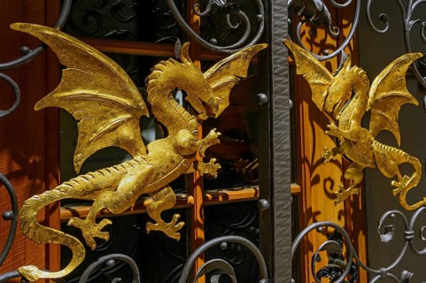 Two golden dragons at the entrance gate