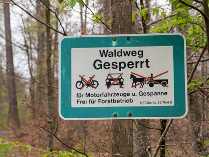 Schild Waldweg gesperrtâ€œ im Naturpark Schoenbuch bei Herrenberg
