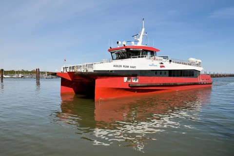 Katamaran Ruem Hart faehrt in den Hafen