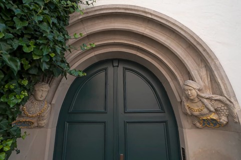 Portal mit einem Renaissancepaar als Schildhalter von 1566