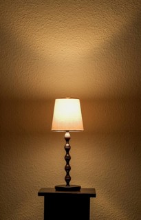 Warmes Licht einer beleuchteten Stehlampe in einem Wohnraum