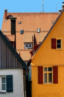 Orange Fassade und Dach mit Bieberschwanzziegeln und Dachgauben