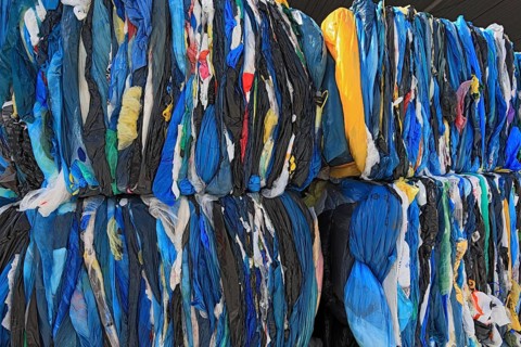 Ballen mit Plastikfolien fuer das Kunststoffrecycling in einem Recyclingbetrieb