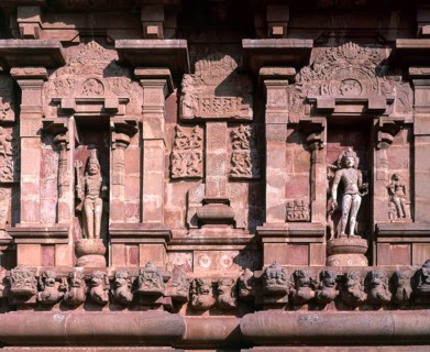 Sculptures on the decorated south exterior of Brihadisvara temple or Big temple in Thanjavur