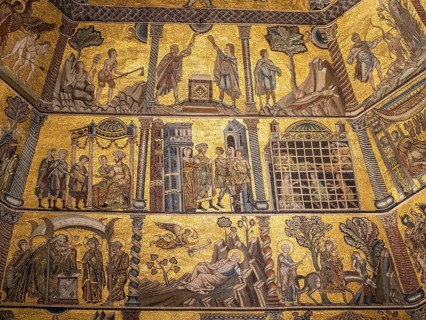 Mittelalterliche Mosaiken an der Decke des Baptisteriums