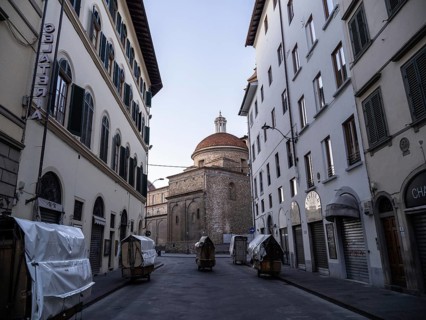 Gasse mit Blick auf die Basilica di San Lorenzo im Morgenlicht