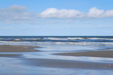 Wellen und Priele an der Nordseekueste