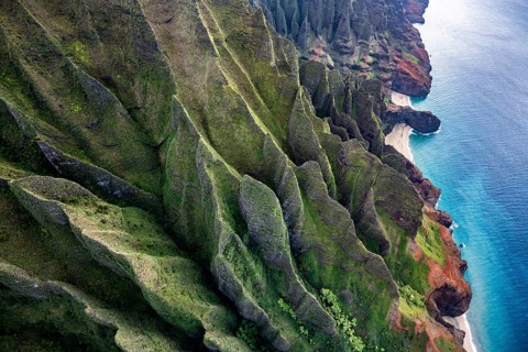 Luftaufnahme der zerkluefteten Na Pali Coast