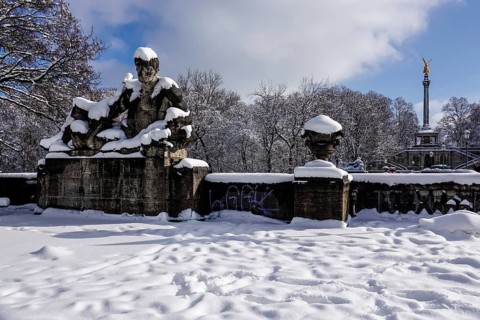 Peace angel or peace monument above the Prinzregent-Luitpold-Terrasse in the Maximiliansanlagen and Luitpoldbruecke or Prinzregentenbruecke over the river Isar