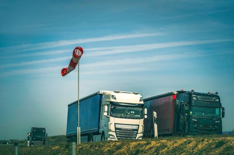 Zwei LKW unter Windsack
