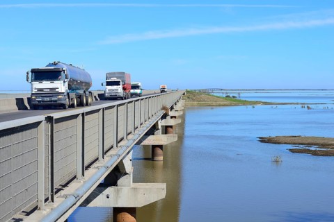 Bridge with heavy traffic on Ruta Nacional 174 on the Rio Parana