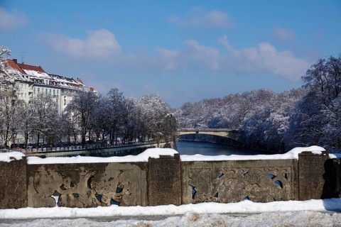 View from the Maximiliansbruecke to the north on the Isar and the Luitpoldbruecke