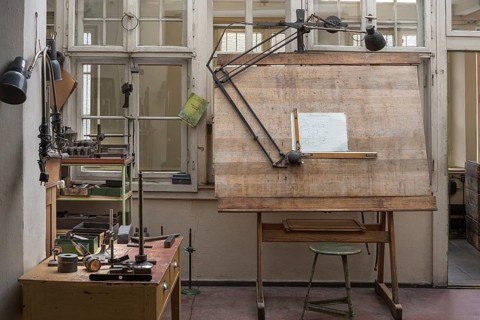 Konstruktionsbrett in einer ehemaligen Ventilfabrik