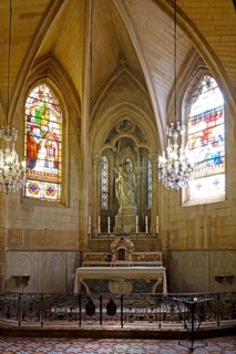 Gothic chapel in the choir ambulatory with statue of the Virgin Mary