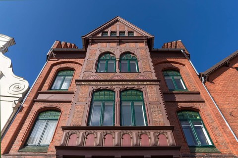 Historischer Fachwerkerker verziert mit Ornamenten von 1906