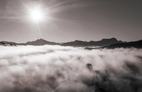 Schafberg und Drachenwand ragen aus dem Nebelmeer