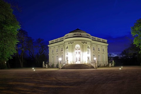 Das beleuchtete Schloss Richmond in der Abenddaemmerung