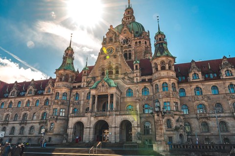 Das neue Rathaus von Hannover bei Sonnenschein und blauen Himmel