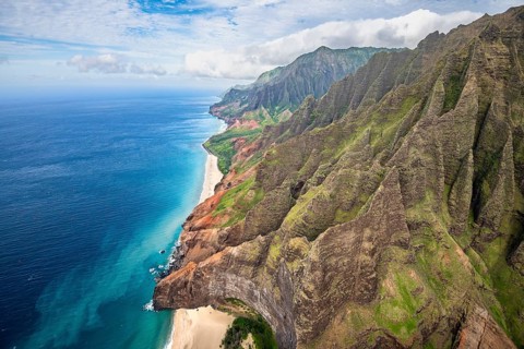 Luftaufnahme der zerkluefteten Na Pali Coast