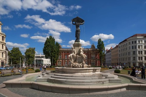 Postplatz mit den Brunnen Muschelminna