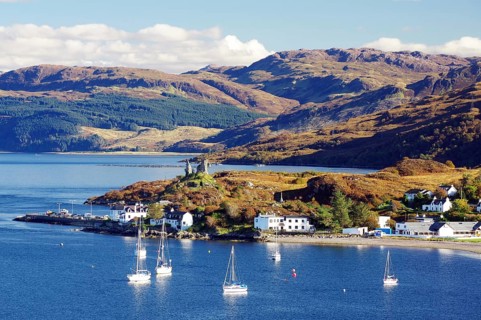Bucht mit Segelbooten und dem kleinen Ort Kyle of Lochalsh