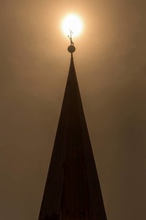 Johannisturm mit Sonne im Saharastaub im Maerz 2022