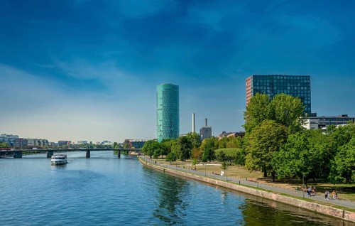 The River Main with the Westhafentower