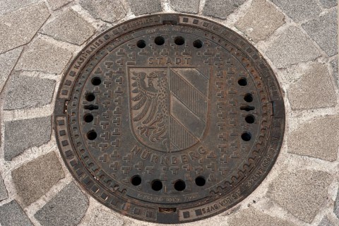 Stadtwappen auf einem Staedtischen Kanaldeckel