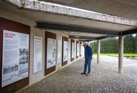 Hikers in front of the information boards of the Iron Curtain Memorial at the Guglwald border crossing