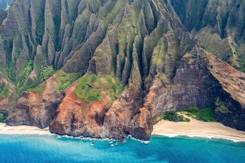 Luftaufnahme der zerkluefteten Na Pali Coast