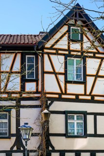 Fachwerkfassade mit Laternen