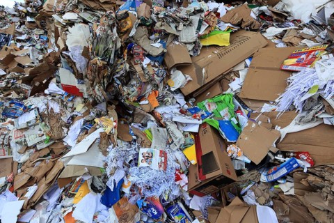Altpapier fuer das Recycling in einem Recyclingbetrieb
