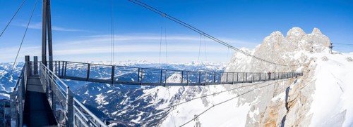 Blauer Himmel ueber alpiner Winterlandschaft