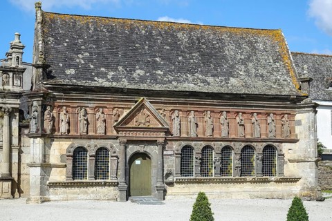 Ossuary Ossuaire with statues of the Apostles