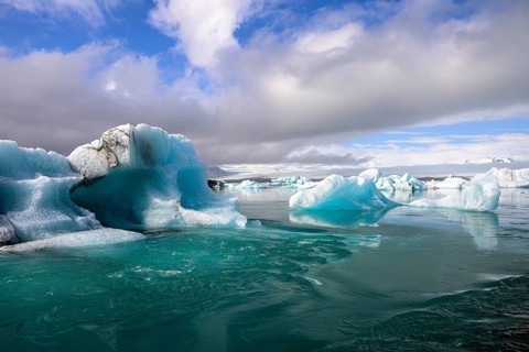 Icebergs in the glacial lake