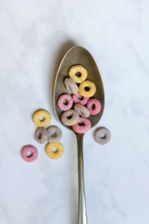 Fruit-flavoured cereal rings in spoon