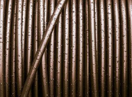 Detail eines Telefonkabel auf Kabelrolle mit Wassertropfen