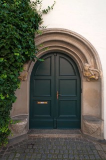 Portal mit einem Renaissancepaar als Schildhalter von 1566