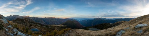 Panoramablick ueber das Vall di Salei mit dem Laghett di Salei