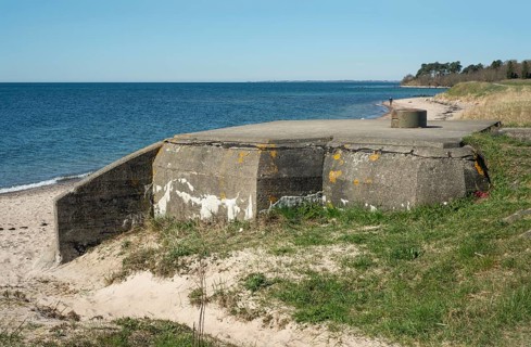 Concrete bunker in a more than 500 km long defensive line with 1063 concrete bunkers along the Scanian coast built during WW2 in 1939-1940. Now sealed. Ystad