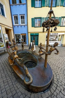 Figuren mit bweglichen Gliedmassen auf dem Kinderfest-Brunnen von Bonifatius Stirnberg