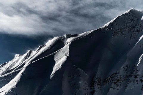 Tief verschneite Berglandschaft