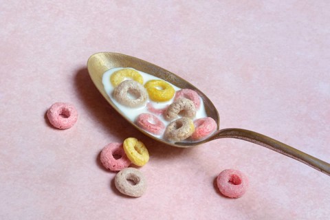 Fruit-flavoured cereal rings in spoon