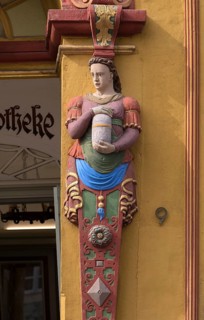 Herme mit einem Apothekengefaess