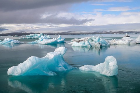 Icebergs in the glacial lake