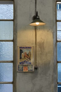 Alte Wandlampe und ein Kalender von 1991 in einer ehemaligen Dreherei