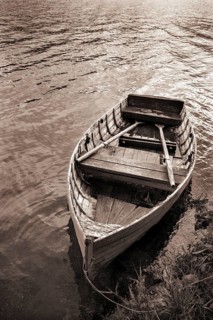 Leeres Ruderboot am Seeufer