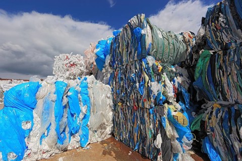 Ballen mit Plastikfolien fuer das Kunststoffrecycling in einem Recyclingbetrieb