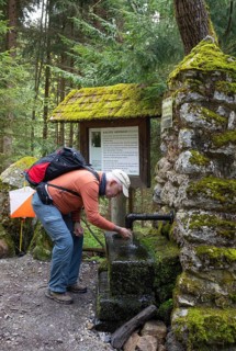 Hikers at the Kneipp treading pool on the Moorwald adventure trail